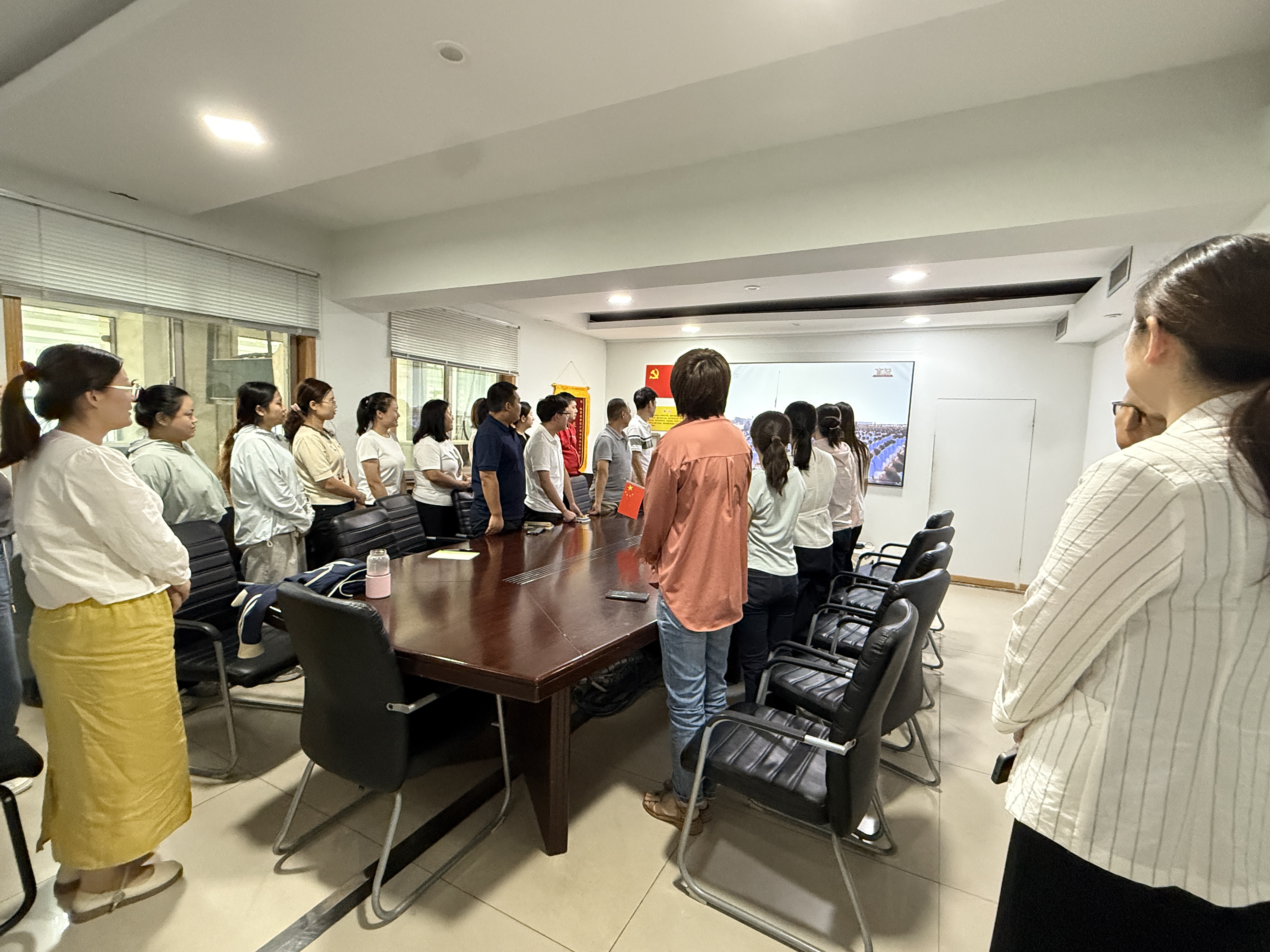 陜西愛(ài)康醫(yī)療器械有限責(zé)任公司組織觀看抗戰(zhàn)勝利80周年閱兵式直播